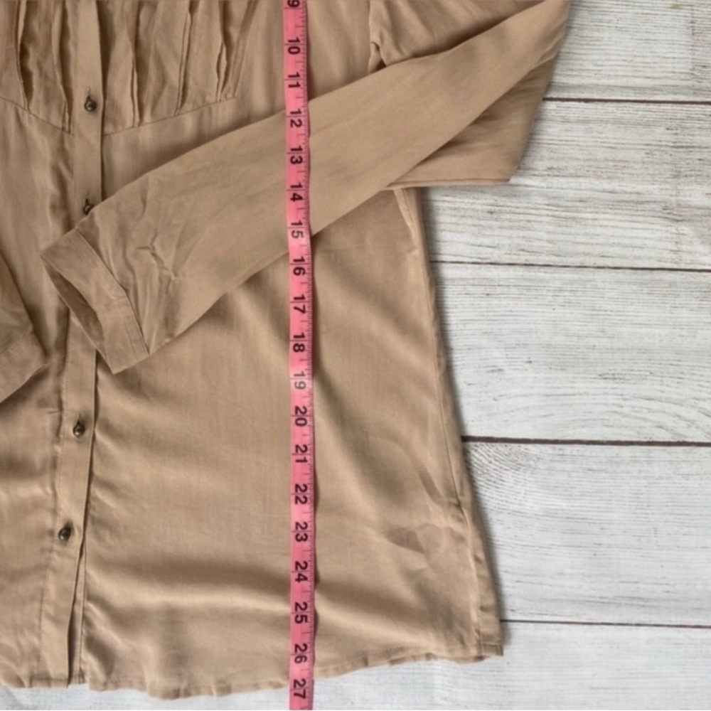 EXPRESS Lightly Ruffled Beige Button Down Blouse
Size Small - Picture 7 of 7